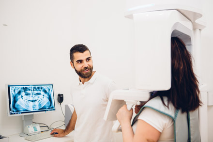 Dr. Hasan beim anfertigen eines Digitalröntgens