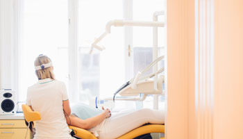 Entspannte Patientin auf dem Behandungsstuhl