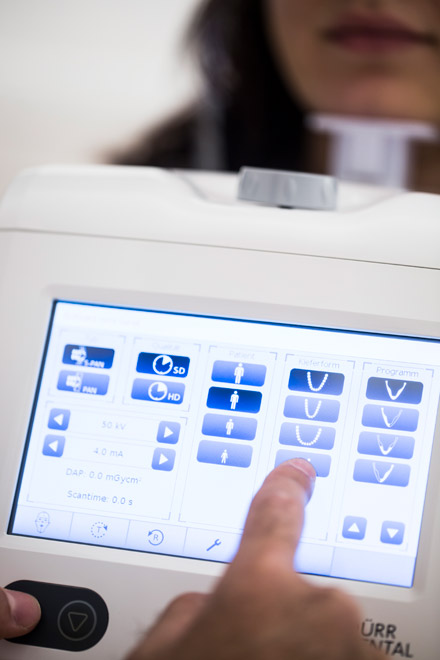 Detailaufnahme des Röntgen-Bildschirms mit verschiedenen Einstellungen